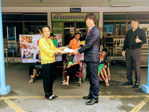 菅原会長がタイ・バンコクを訪れ、おむつ、薬、せっけん、現金を寄贈した